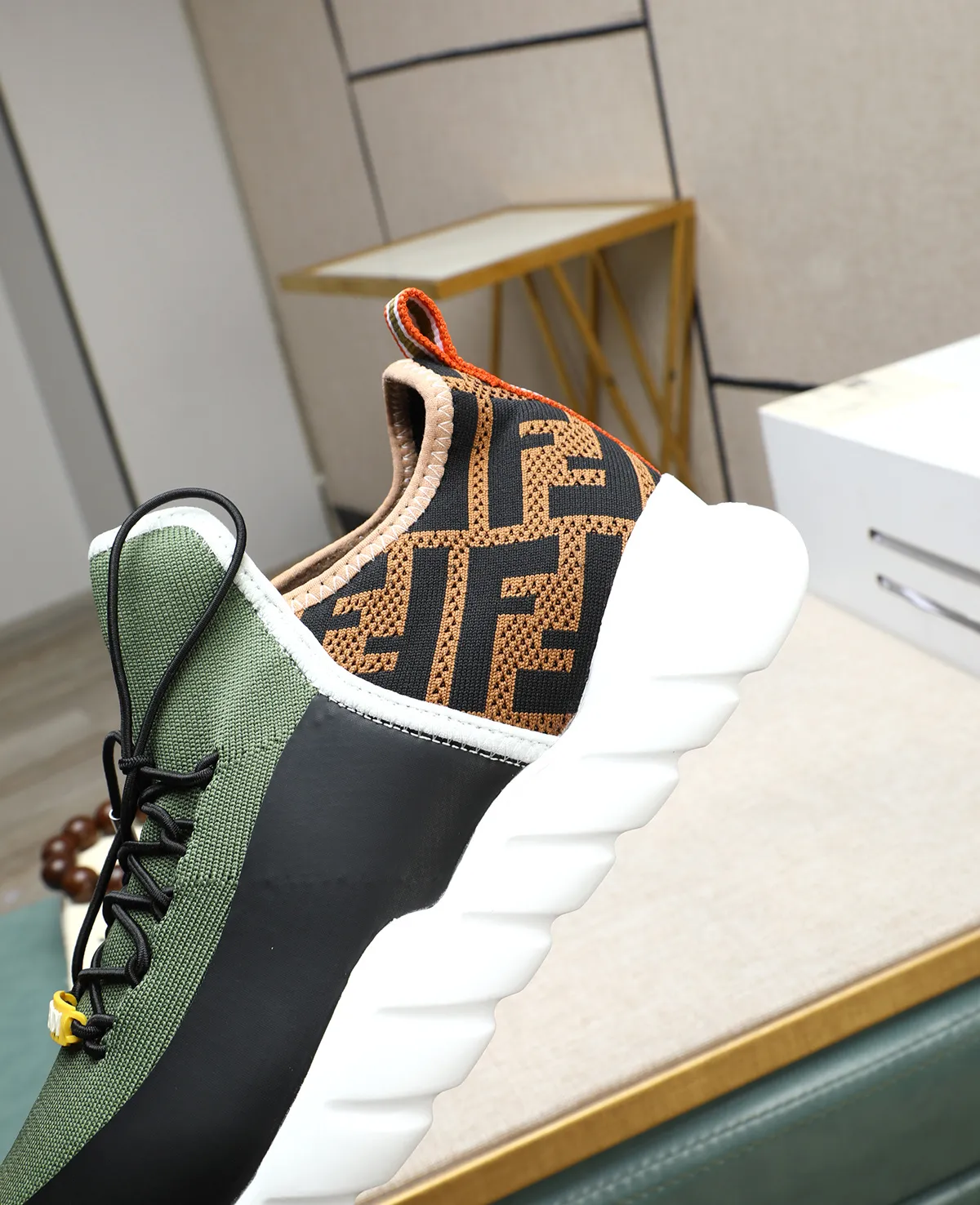 Men's Men's Shoes 💰700 Fendi Fendi's latest Tag series of men's casual mesh sports running shoes, originally purchased and developed, this Tag sports shoe is a one-leg sneaker, made of black high-tech mesh material with gray neoprene details. Oversized FENDI lettering on the side and translucent rubber details. Light and flexible rubber running shoe soles, beautifully packaged at the delivery counter, customized breathable lining, original molded foam rubber outsole, sole thickness: 3.5CM! Size: 39-44 (customized at 38.45.46)